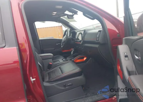 2025 Nissan Frontier Pro-4X 4X4 z USA, uszkodzony, nr VIN 1N6ED1EK1SN621678